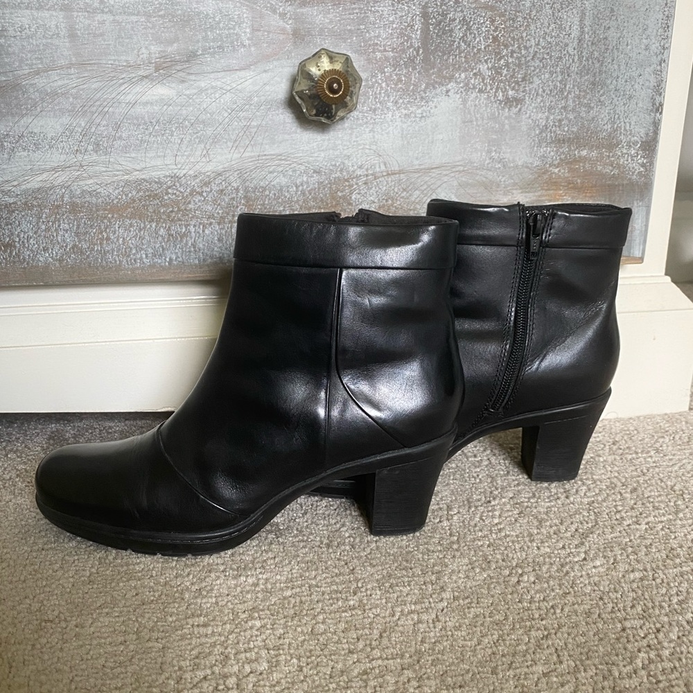 Clarks Black Low Boots - Picture 4 of 6